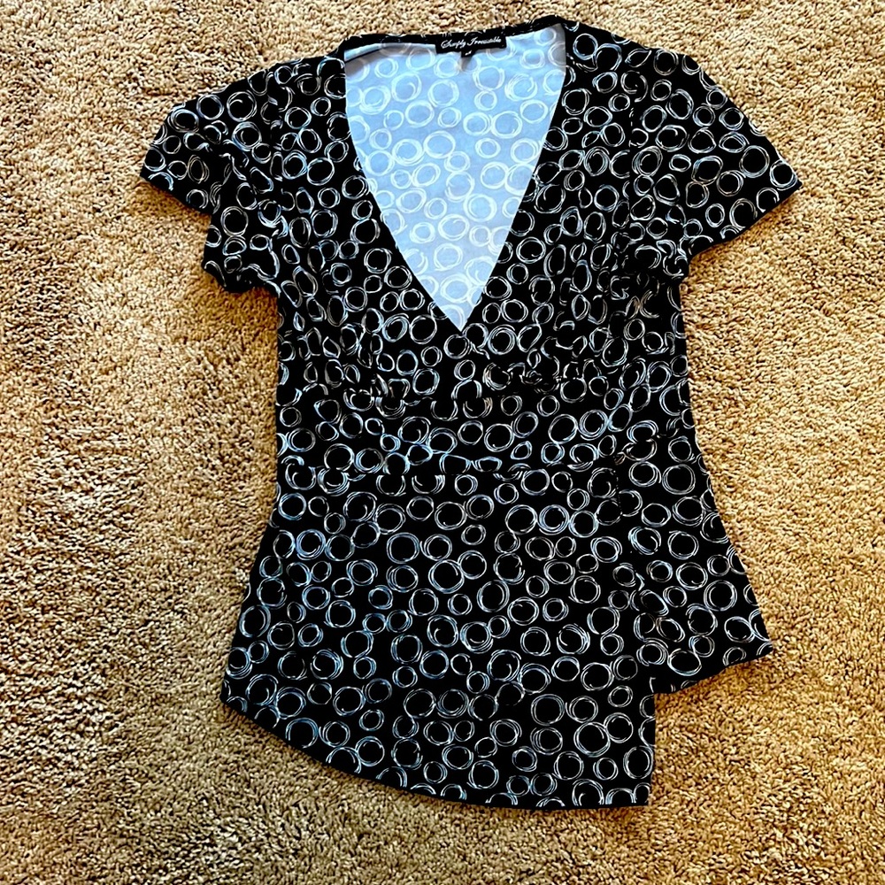 No-iron v neck blouse with white circle design on black background